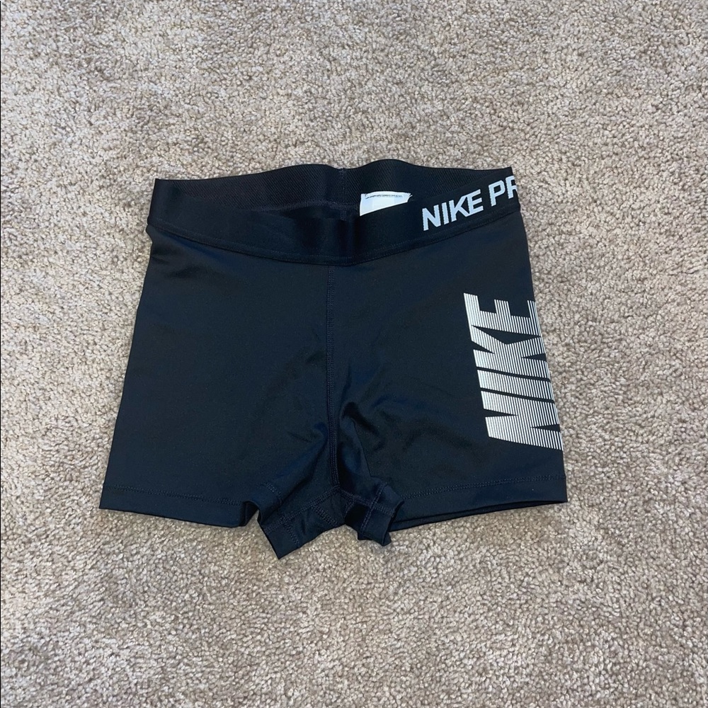 LIKE NEW - black Nike Pro Women's 3" Shorts - size M
